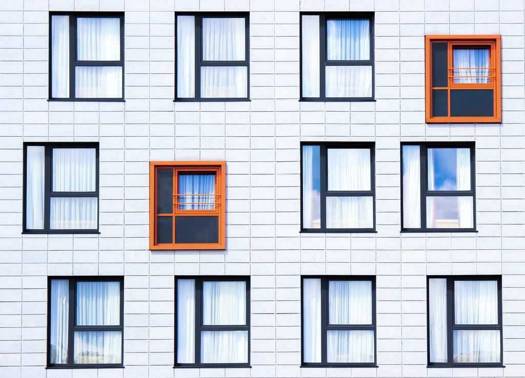 Fenster sicher und schnell mit Luftkissen einbauen - Glas Fenster Fassade